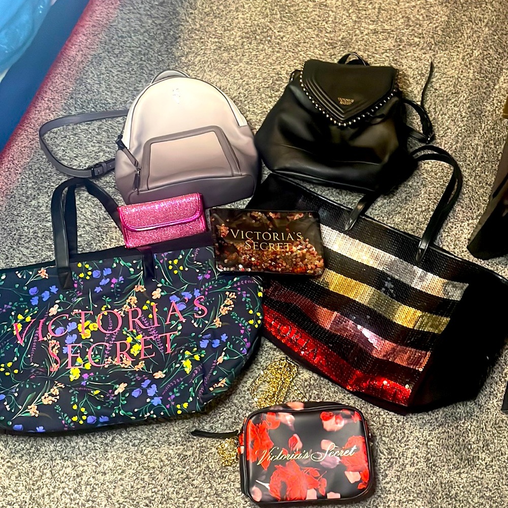 VICTORIA SECRET 7 piece set…2 of each weekenders, backpacks makeup and clutch
